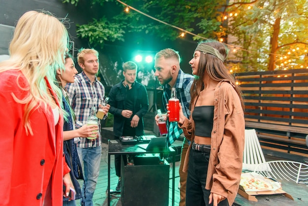 Czy dyskoteki w Warszawie są otwarte i co warto o tym wiedzieć?